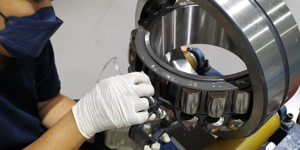 3.inspectingmachinebearing