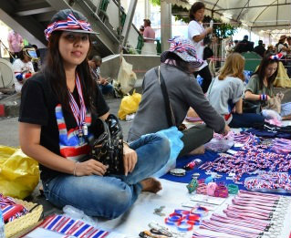 สำรวจตลาดนัดม็อบธงชาติไทย ชมวิถีการชุมนุมของชนชั้นกลาง