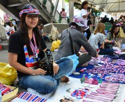 สำรวจตลาดนัดม็อบธงชาติไทย ชมวิถีการชุมนุมของชนชั้นกลาง
