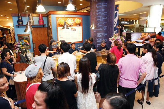 ฝ่าดงม็อบแห่ซื้อการ์เร็ต ทุนสิงคโปร์ตัดหน้าเศรษฐีไทย คว้าสิทธิเปิดช็อปแรกพารากอน