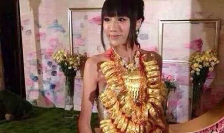 หวือหวา! เจ้าสาวจีนใส่ทอง หลายสิบกิโลเข้าพิธีแต่งงาน