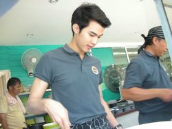 ดังกระหึ่มสังคมออนไลน์ สาวๆแห่อุดหนุนร้านก๋วยเตี๋ยวหนุ่มรูปหล่อ !!