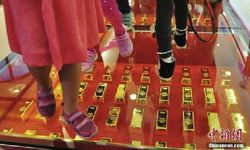 ห้างจีนโชว์หรูฉลองห้าง ปู"ทองคำ"กว่า 300 แท่งเป็นทางเท้า ให้ลูกค้า"ย่ำเดิน"เสริมโชคลาภ