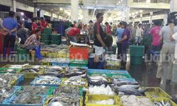 ผู้ซื้อรายใหญ่ แห่ซื้ออาหารทะเลที่ตลาดทะเลไทย ยอมรับหวั่นของแพงขึ้น