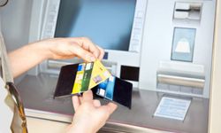 กดเงินสดจากบัตรเครดิต กับ บัตรกดเงินสด อันไหนคุ้มกว่ากัน?