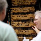ป้ายไม้  ′Man Cave′ มาจากชื่อรายการหนึ่งที่แสดงพื้นที่มุมแต่งบ้านของผู้ชาย