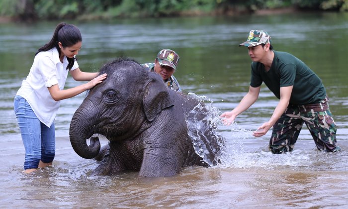 ออย-น้ำตาล เปียกโชกทั้งตัวพากันอาบน้ำช้าง ในละครเทิดพระเกียรติ "ป่ารักษ์ช้าง"