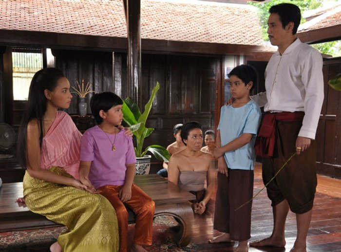 บี แม่ใจร้าย! รักลูก 2 คนไม่เท่ากัน
