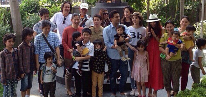 อ๊อฟ-แดง ปิดกล้องทองเนื้อเก้า ชวนนักแสดงทำบุญบ้านเด็กกำพร้า