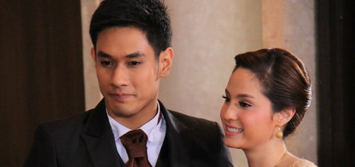 อ๋อม วางมาดสุภาพบุรุษ ใส่รองเท้าให้ ขวัญ โชว์หวานออกสื่อ!!