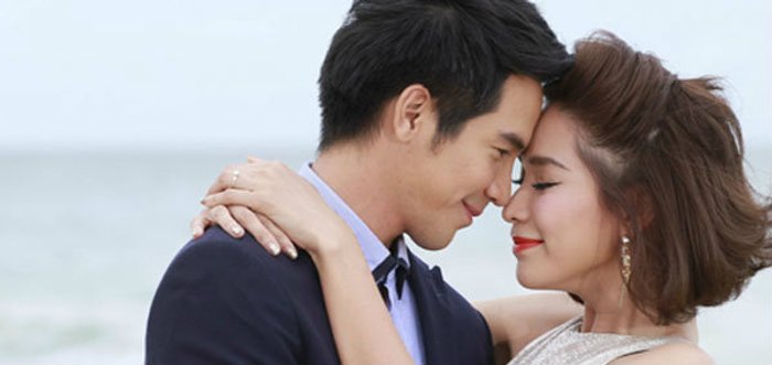 โป๊ป-พลอย หวานสวีท ถ่ายแบบกอดหอมริมทะเล ใน สามีตีตรา