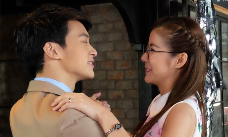 เอสเธอร์ สุดฟิน บี้ แอบเซอร์ไพรส์วันเกิด "เธอคือพรหมลิขิต"