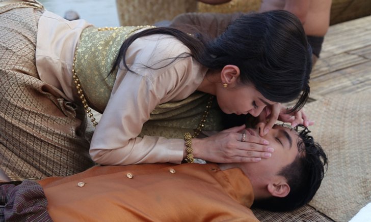 อกอีแป้นจะแตก! แม่นายการะเกด จูบผู้ชายกลางตลาด เล่าลือทั่วพระนคร "บุพเพสันนิวาส"