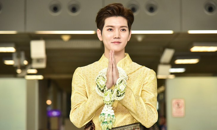 เกาหลีหล่อในชุดไทย "เร็น" NU'EST W เซอร์ไพรส์แฟนๆ ด้วยลุคคุณพี่หมื่นที่สนามบิน