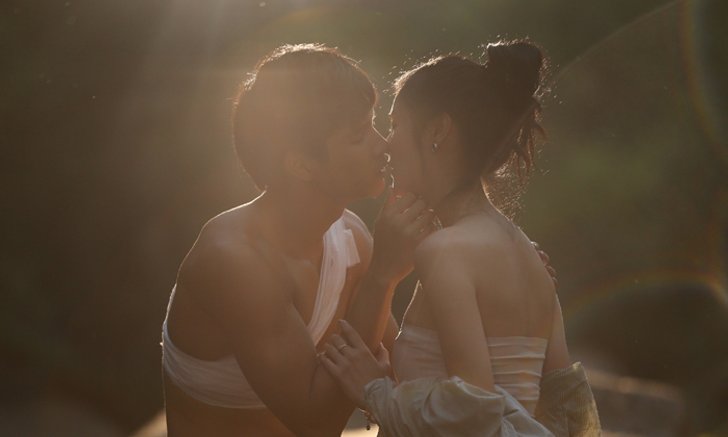 "พีค" ยั่วโมโห โดน "ไมค์" จับจูบหวานกลางน้ำตก "เล่ห์รักบุษบา"