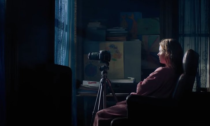 รีวิว The Woman in the Window หยุดได้ไหม นิสัยขี้ส่อง