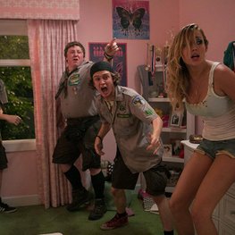 แกลเลอรีรูปภาพ ฮาปลิ้น! 3 ลูกเสือปะทะซอมบี้ Scouts Guide To The Zombie