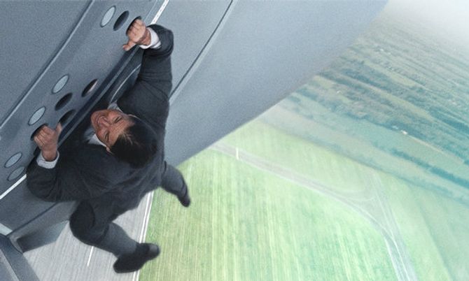 ทอม ครูซ เสี่ยงตายเล่นฉากผาดโผนบนเครื่องบิน ใน Mission: Impossible: Rogue Nation