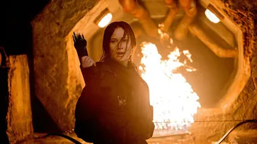 'แคทนิส' ยืนหยัดกลางเปลวเพลิงแห่งการต่อสู้! MOCKINGJAY PART 2