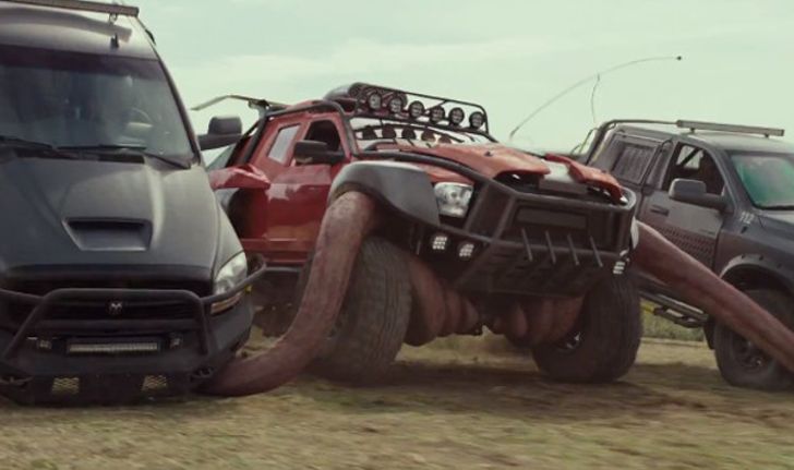 ตัวอะไรอยู่ในรถ!!? ตัวอย่าง Monster Trucks บิ๊กฟุตตะลุยเต็มสปีด