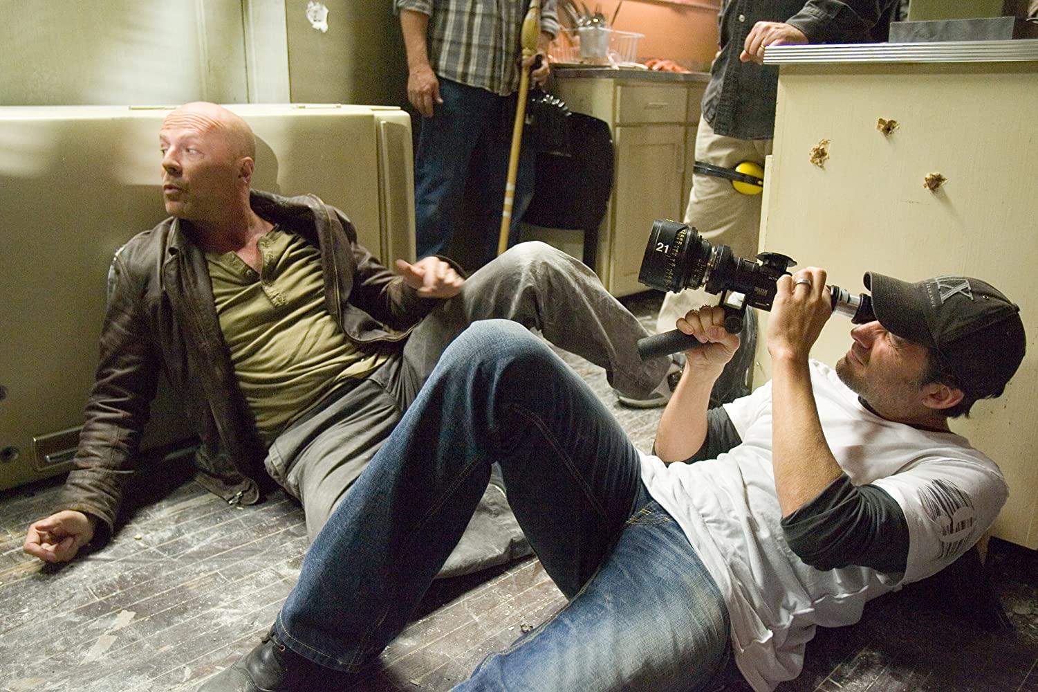 Bruce Willis and Len Wiseman in Live Free or Die Hard (2007)