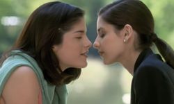 ทำไมฉากดูดปากของ ซาราห์ มิเชลล์ เกลลาร์ และ แซลมา แบลร์ ใน Cruel Intentions จึงเป็นตำนาน