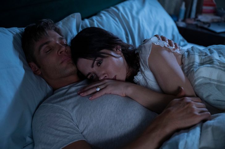 SEX/LIFE (L to R) MIKE VOGEL as COOPER CONNELLY and SARAH SHAHI as BILLIE CONNELLY Cr. SOPHIE GIRAUD/NETFLIX © 2021
