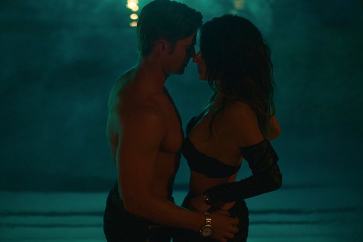 SEX/LIFE (L to R) MIKE VOGEL as COOPER CONNELLY and SARAH SHAHI as BILLIE CONNELLY Cr. COURTESY OF NETFLIX © 2021