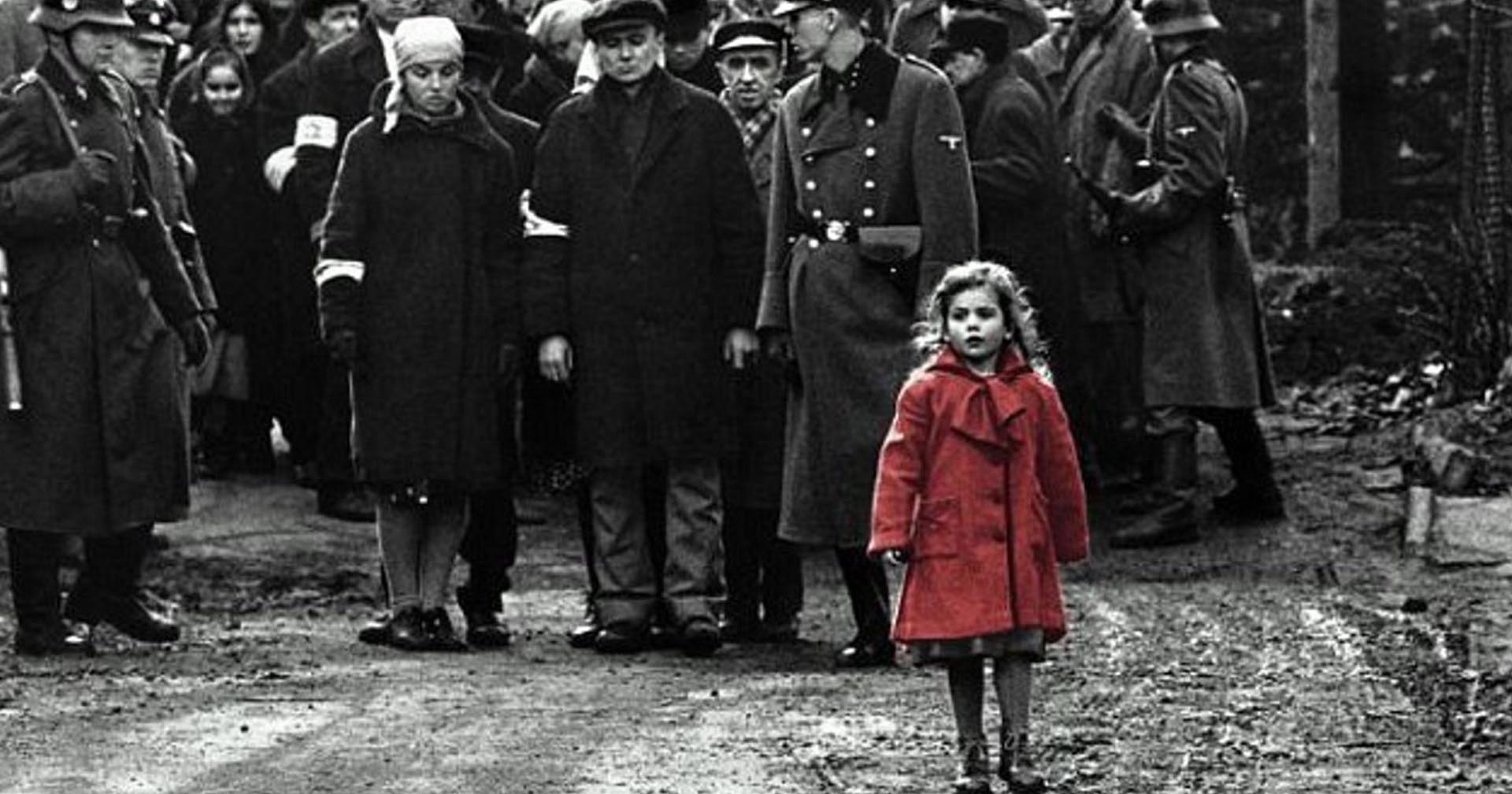 เด็กสาวในชุดแดงจาก Schindler's List กลายเป็นอาสาสมัครช่วยผู้อพยพจากยูเครน