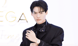 "วิน เมธวิน" หล่อ ขรึม เท่ ในงานเปิดนิทรรศการ OMEGA