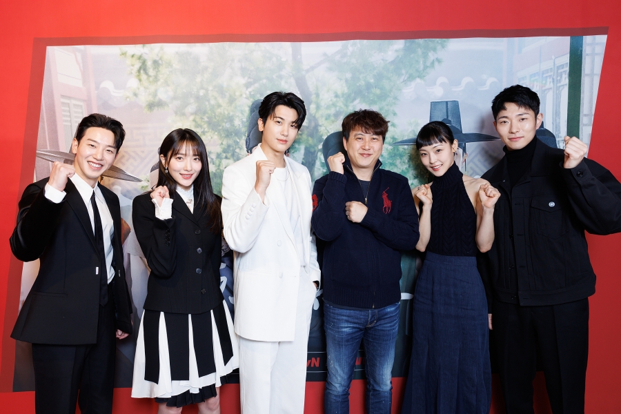 (จากซ้ายไปขวา: อีแทซอน, พโยเยจิน, พัคฮยองชิก, ผู้กำกับอีจงแจ, จอนโซนี และ ยุนจงซอก)