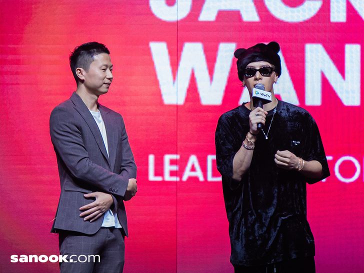 นายไคเชิน ลี Head of WeTV ยืนบนเวทีร่วมกับศิลปินชาวฮ่องกง Jackson Wang ระหว่างเปิดตัวการเป็นลีดเมนเทอร์ รายการ Chuang Asia Thailand ที่มีกำหนดเผยแพร่ผ่าน WeTV ก.พ. 2567