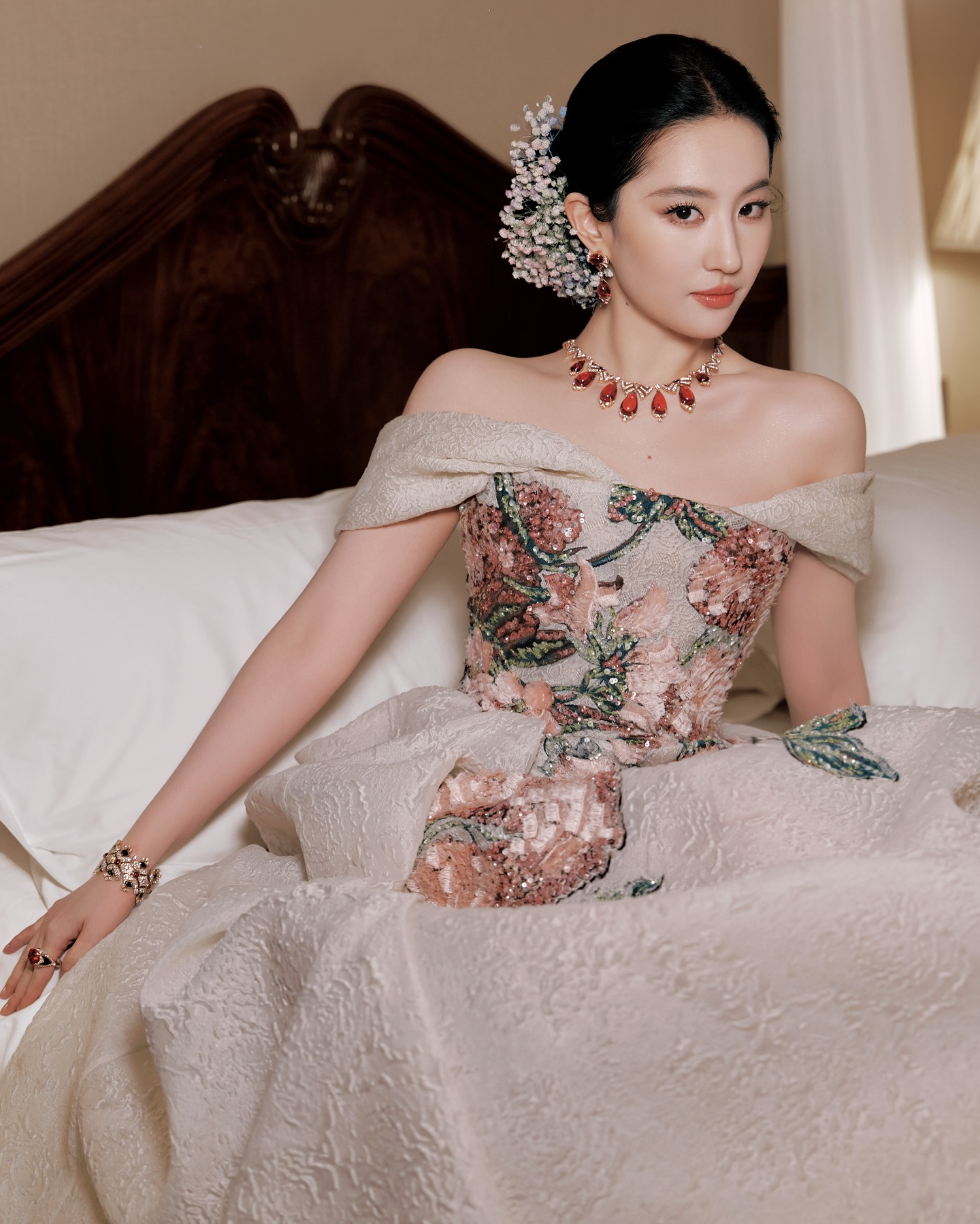 2. หลิวอี้เฟย (Liu Yifei)