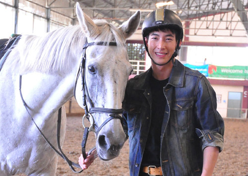 โตโน่ โชว์ขี่ม้าสุดเท่ห์! โชว์นอกรอบ