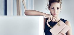 "เจนนิเฟอร์ ลอว์เรนซ์ " สวยสง่าในแคมเปญกระเป๋าถือใหม่ ! ของแบรนด์สุดหรู Dior