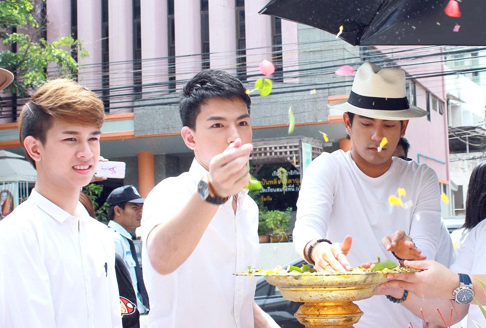 มอญซ่อนผี