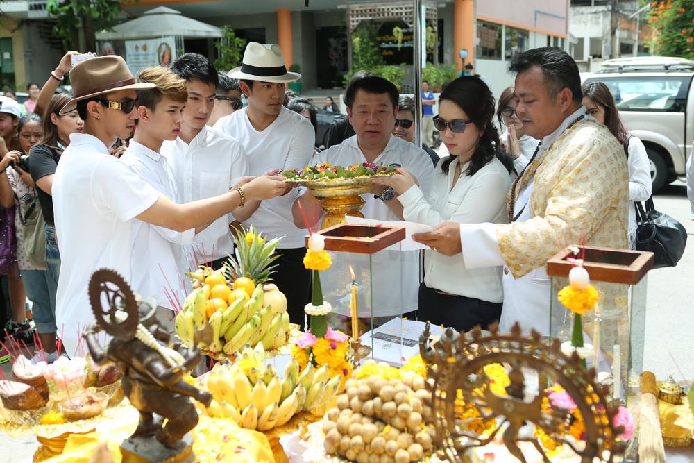 มอญซ่อนผี