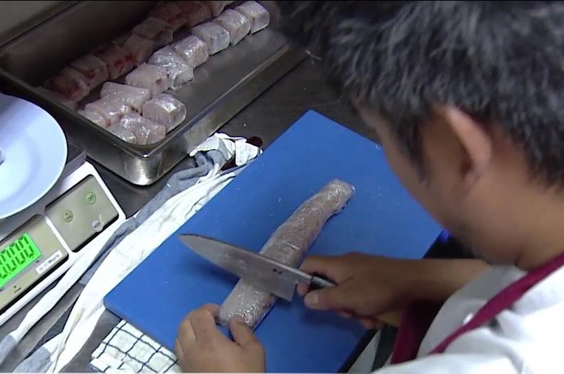 อีกหนึ่งช็อตในการห่อพลาสติกปลา