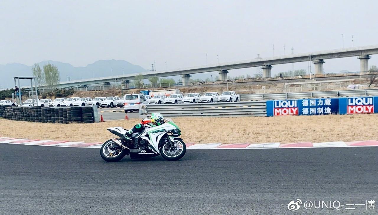 หวังอี้ป๋อ แข่งรถ