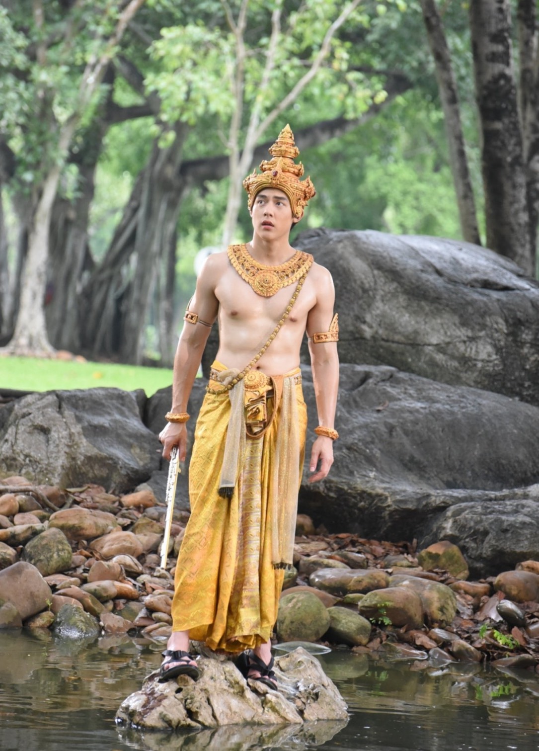 อกเกือบหักฯ  