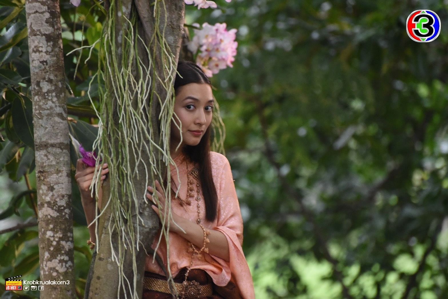 อกเกือบหักฯ  