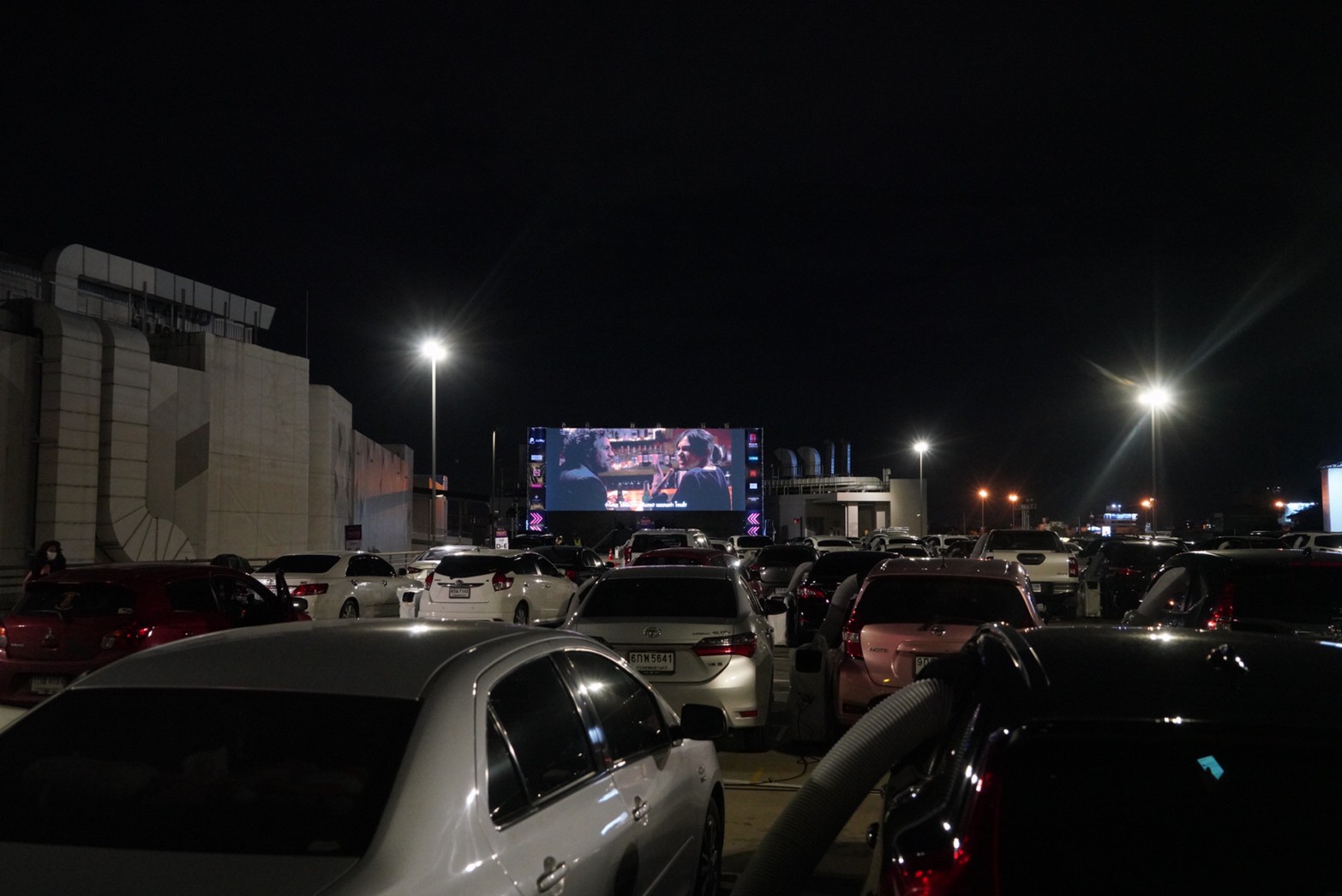 ประมวลภาพ Drive-In Theater ลอยฟ้าสุดคูลโดย เมเจอร์ ดูหนังวิถีใหม่แบบชิลๆ