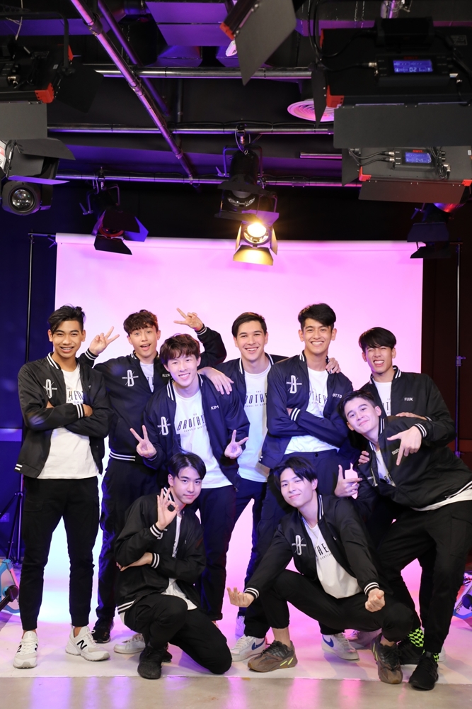 สนุกสมชื่อ! 20 หนุ่ม “The Brothers Thailand” บุกทำภารกิจ ณ ออฟฟิศ sanook.com