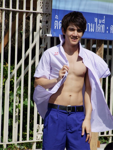 เม้าส์ จัดเต็ม! โชว์ซิกแพ็คคาชุดนักเรียน