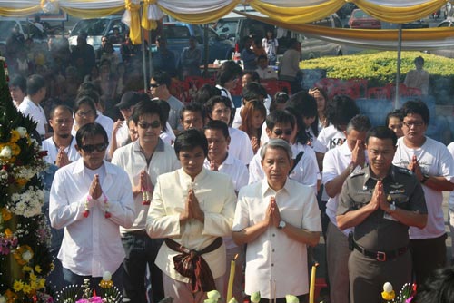 จา พนมระดมทีมงาน บวงสรวง องค์บาก3 อย่างยิ่งใหญ่