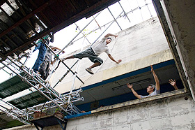 แบงค์ คว้ามือ แซม นำทีม เสี่ยงตาย ในหนังท้าชน