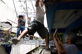 แบงค์ คว้ามือ แซม นำทีม เสี่ยงตาย ในหนังท้าชน