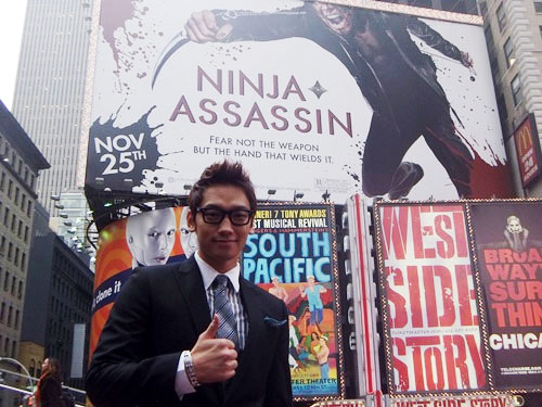 เรน (Rain) โพสท่ากับโปสเตอร์ยักษ์ Ninja Assassin ณ ไทม์สแควร์ นิวยอร์ค