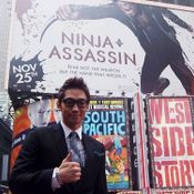 เรน (Rain) โพสท่ากับโปสเตอร์ยักษ์ Ninja Assassin ณ ไทม์สแควร์ นิวยอร์ค