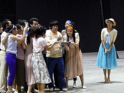  เจาะเบื้องหลังละครเวทชายกลาง